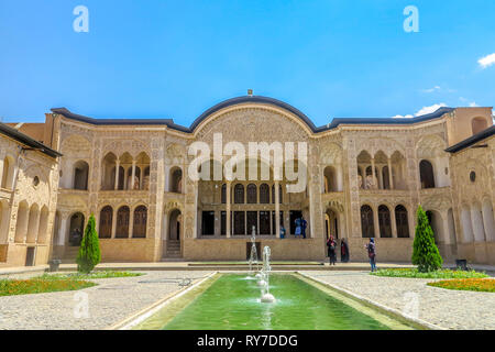 Kashan Tabatabaee Historisches Haus Vorderansicht Innenhof mit Springbrunnen und Menschen Stockfoto