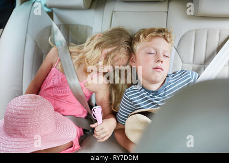 Geschwister Kinder friedlich auf dem Rücksitz im Auto schlafen auf der Reise Stockfoto