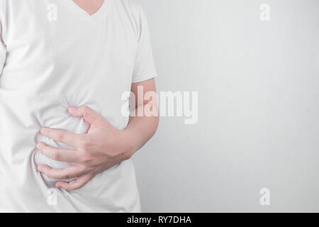 Asiatische junge Männer leiden unter Magengeschwüren. Gastritis durch die Infektion mit H. pylori-Bakterien im Gesundheitswesen und Gesundheit Problem Konzept verursacht Stockfoto
