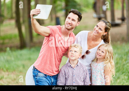 Happy Family macht selfie auf Urlaub im Sommer in der Natur Stockfoto