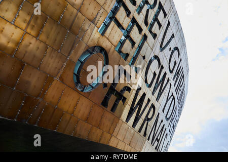 Inschrift auf der Außenseite des Wales Millennium Centre, Cardiff Bay, Wales. Stockfoto