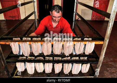 Raw Bücklinge für Rauchen bei Mauren Bücklinge, ein Familienunternehmen seit 1770, in der Schale an der Westküste der Isle of Man, Großbritannien vorbereitet. Ein paar Stockfoto