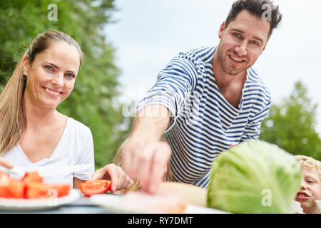 Junges Paar auf dem Campingplatz oder im Garten picknicken oder Frühstück Stockfoto