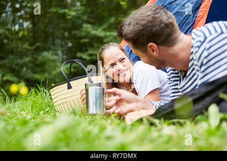 Junges Paar im Zelt mit Kaffee Tassen auf den Outdoor Sommer Urlaub Stockfoto