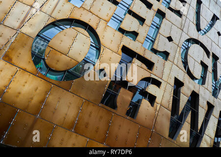 Inschrift auf der Außenseite des Wales Millennium Centre, Cardiff Bay, Wales. Stockfoto