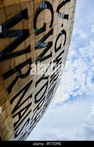 Inschrift auf der Außenseite des Wales Millennium Centre, Cardiff Bay, Wales. Stockfoto