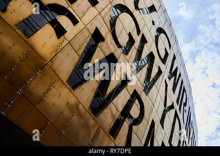 Inschrift auf der Außenseite des Wales Millennium Centre, Cardiff Bay, Wales. Stockfoto