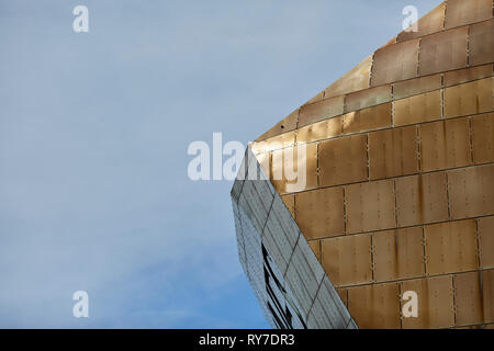 Inschrift auf der Außenseite des Wales Millennium Centre, Cardiff Bay, Wales. Stockfoto