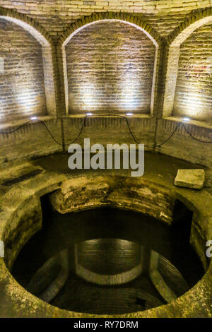 Yazd Masjid-e Jameh Moschee beleuchtete Dungeon Wasser gut Stockfoto