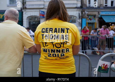 Willkommen zu Hause G, einer Siegesparade in Cardiff für Tour de France Radsport Sieger Geraint Thomas. Feier gelbe T-Shirts zum Verkauf an. Stockfoto