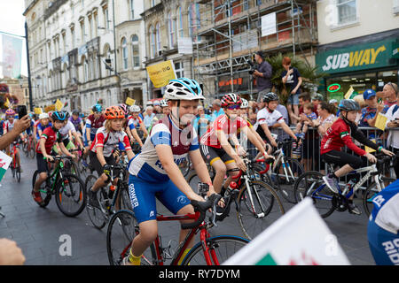 Willkommen zu Hause G, einer Siegesparade in Cardiff für Tour de France Radsport Sieger Geraint Thomas. Lokale Bike Club Reiter escort Geraint entlang der Route. Stockfoto