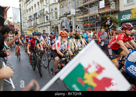 Willkommen zu Hause G, einer Siegesparade in Cardiff für Tour de France Radsport Sieger Geraint Thomas. Lokale Bike Club Reiter escort Geraint entlang der Route. Stockfoto