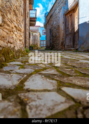 Einer Ruhigen Straße in einem alten, traditionellen Dorf von Pano Lefkara. Bezirk Larnaca, Zypern Stockfoto