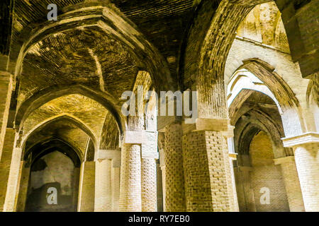 Isfahan Masjed-e Jameh Moschee Alte gemauerte Pfeiler und Decke Stockfoto