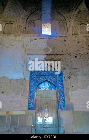 Isfahan Masjed-e Jameh Moschee Mihrab mit Backsteinfassade und Sonnenstrahlen aus dem Fenster Stockfoto