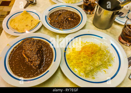 Iranische Isfahan Khoresht-e Fesenjan Granatapfel Walnuss Sauce Küche mit Safran Reis Stockfoto