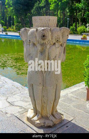 Isfahan Bagh-e Chehel Sotoun Palast 40 Spalten Steinbildhauerei Statue von vier Männern und Löwenköpfe Stockfoto