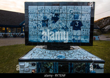 Highland Steinzeug Keramik Kunst Arbeit einer Couch TV und einen Stuhl in Schottland Stockfoto