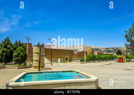 Shiraz Karim Khan Arg Schloss außen Fountain Square mit Wänden und Watch Tower Stockfoto