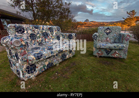 Highland Steinzeug Keramik Kunst Arbeit einer Couch TV und einen Stuhl in Schottland Stockfoto