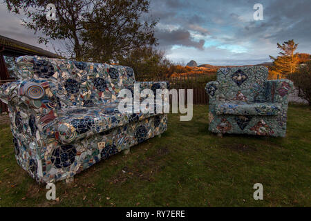 Highland Steinzeug Keramik Kunst Arbeit einer Couch TV und einen Stuhl in Schottland Stockfoto