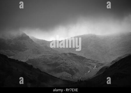 Blick über die coniston Fells im Lake District an einem regnerischen, stürmischen Tag Stockfoto