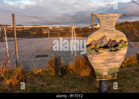 Highland Steinzeug Keramik Kunst arbeiten neben Dorf Fußballplatz in Schottland Stockfoto