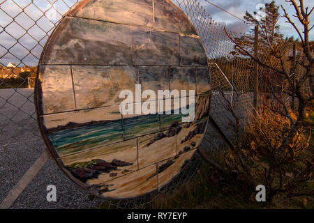 Highland Steinzeug Keramik Kunst arbeiten neben Dorf Fußballplatz in Schottland Stockfoto