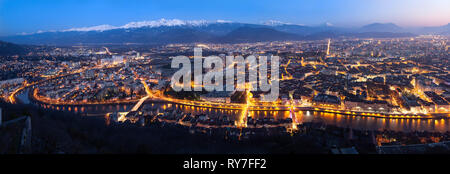 Antenne Panorama von Grenoble in der Dämmerung, Frankreich Stockfoto