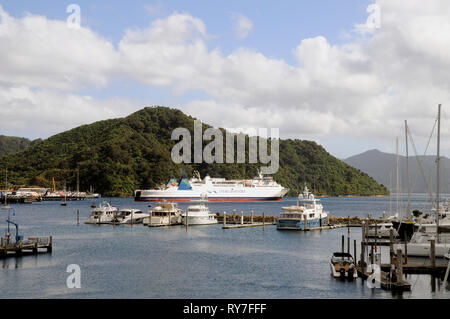 Die InterIslander verlassen Picton der Cook Strait überqueren, Anschließen von Neuseeland Nord- und Südinsel. Die Fähre befördert Passagiere und Fracht. Stockfoto