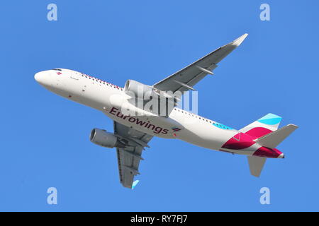 Eurowings Airbus A320 D-AEWU vom London Heathrow Flughafen, Großbritannien Stockfoto