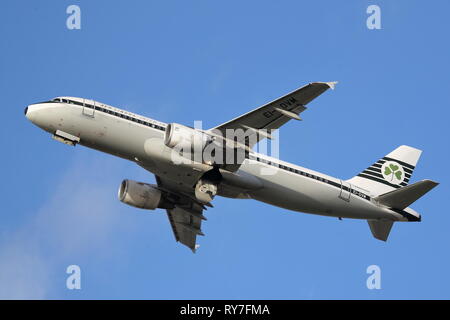 Aer Lingus Airbus A320 EI-DVM Weg von London Heathrow Flughafen, Großbritannien Stockfoto