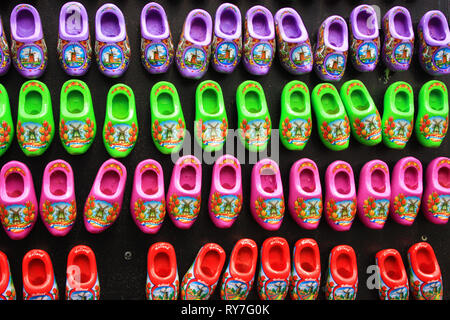 Dutch Clogs in der ganzen Welt bekannt. Souvenirs aus Amsterdam Stockfoto