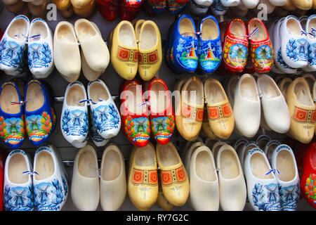 Dutch Clogs in der ganzen Welt bekannt. Souvenirs aus Amsterdam Stockfoto