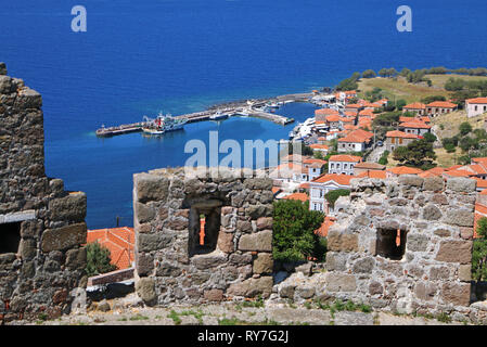 Mykonos-stadt in Lesbos, Griechenland. Panoramablick von der mittelalterlichen Burg von das Dorf. Stockfoto