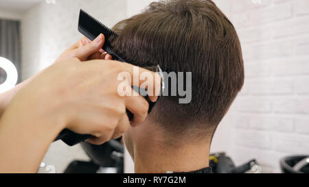 Nahaufnahme von Mann Haare schneiden. Stockfoto