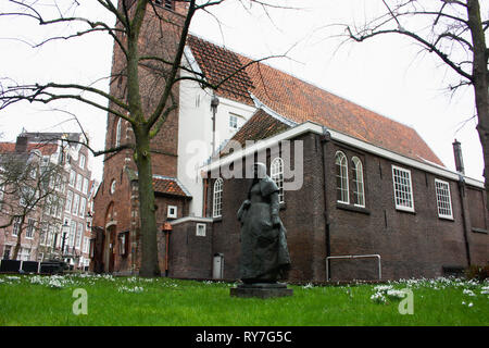 Secret Garden des beghine von Amsterdam. die Statue in der Mitte der grünen in den reservierten und leise Nachbarschaft von religiösen Menschen bewohnt Stockfoto