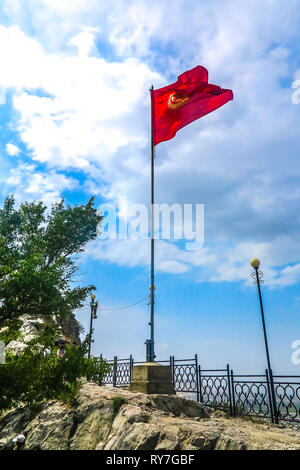 Kirgisistan wehende Flagge auf Peak von Sicherheit und Gesundheitsschutz am Arbeitsplatz Sulayman Berg zu Rock Stockfoto