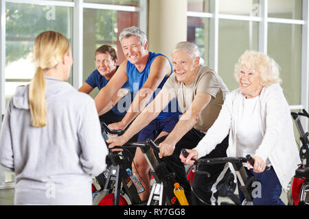 Gruppe von Senioren Sport in der Rehabilitation Center unter der Anleitung eines Fitness Trainer. Stockfoto