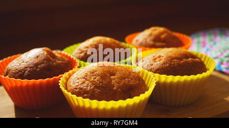 Einfachen mini Muffins in bunten Silikon Backformen. Freien Speicherplatz. Selektive konzentrieren. Nahaufnahme Stockfoto