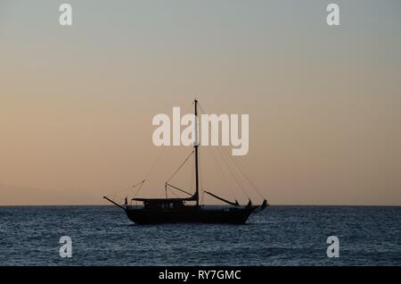 Großes Segelboot in einem wunderschönen Sonnenuntergang in Aruba. Stockfoto