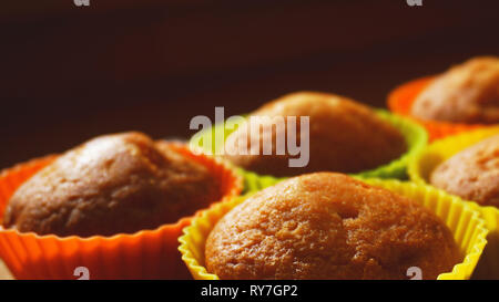 Einfachen mini Muffins in bunten Silikon Backformen. Freien Speicherplatz. Selektive konzentrieren. Nahaufnahme Stockfoto