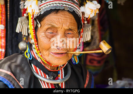 Alte Akha Frau, Provinz Chiang Mai, Thailand. Die Akha sind unter den Ärmsten der Bergstämme. Sie sind jedoch die Faszinierendsten ein Stockfoto