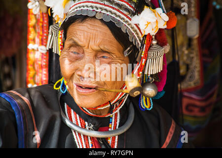 Alte Akha Frau, Provinz Chiang Mai, Thailand. Die Akha sind unter den Ärmsten der Bergstämme. Sie sind jedoch die Faszinierendsten ein Stockfoto