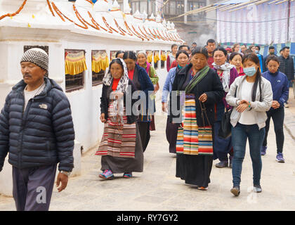 Buddhistische Pilger, die kora Um den Boudhanath Stupa, Kathmandu, Nepal. Stockfoto