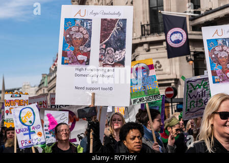 Millionen Frauen steigen Protestmarsch. Tausende von Frauen und Kindern zogen durch London das Bewusstsein für Gewalt gegen Frauen zu erhöhen Stockfoto