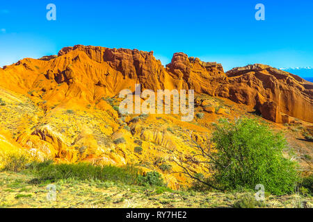 Tosor Märchen Skazka Canyon Rot Orange Farbige Felsen Landschaft bei Sonnenuntergang Stockfoto