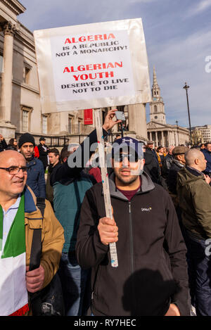 Algerien Protest in Trafalgar Square London, UK anspruchsvolle Präsident Abdelaziz Bouteflika s sofortigen Rücktritt und eine demokratische Regierung Stockfoto