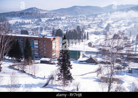 Blick auf das Dorf im Gebirge Sheregesh Shoria, Sibirien, Russland. Stockfoto