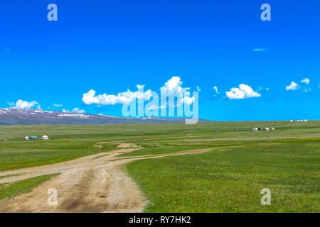 Song Kul See View Point mit Schneebedeckten Moldo zu Berge Landschaft Jurtensiedlung Stockfoto